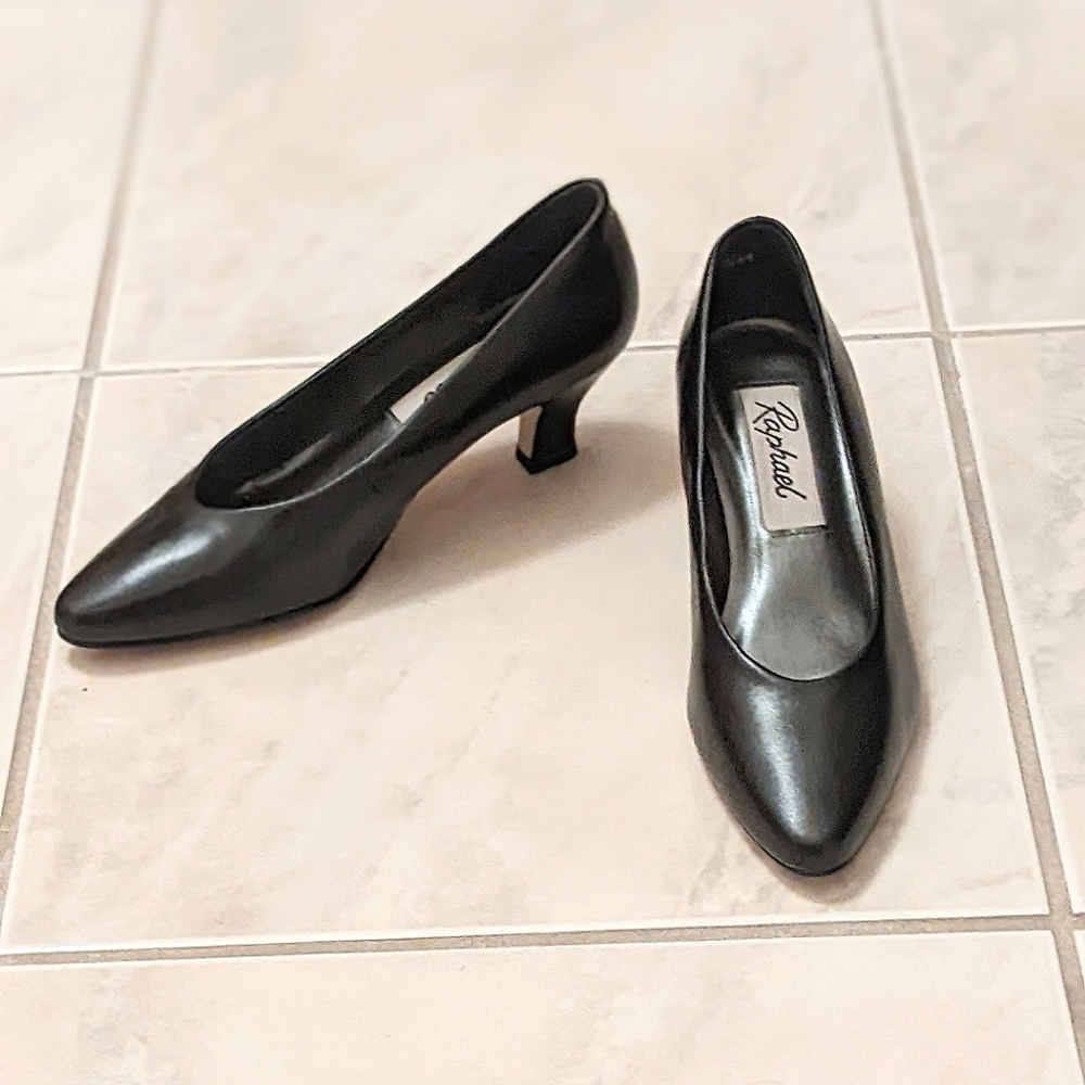 Closed Toe Kitten Heels, Black (size 6.5)